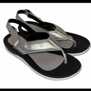 Clacks sandals with adjustable back